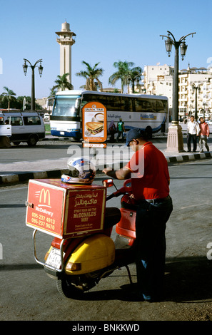 McDonald's-Mitarbeiter und seinem Fast-Food Delivery Roller in Luxor in Oberägypten. Stockfoto