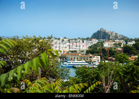 Ansicht von Ischia Porto und Castello Aragonese Stockfoto