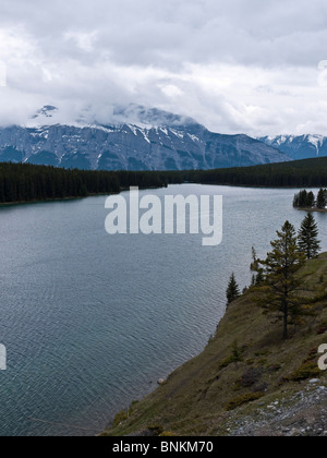 Zwei Jack Lake Minnewanka Lake unterwegs mit Mount Rundle 2948m im Hintergrund. Banff NP Kanada Stockfoto
