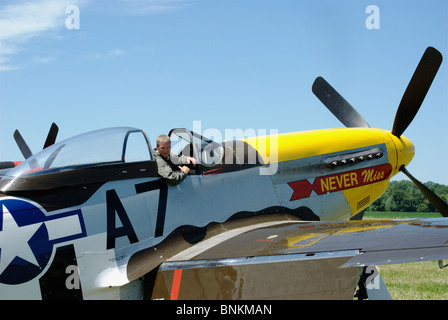 P-51 Mustang Flugzeug startet Motor bei Geneseo Air Show 2010 Stockfoto