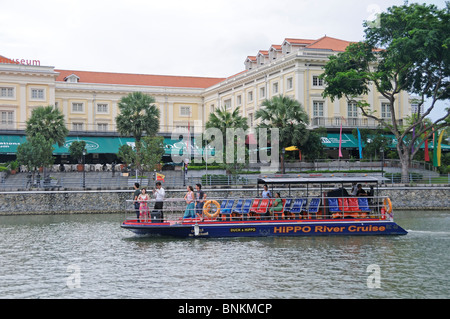 Touristen auf Fluss-Kreuzfahrt-Boot in Singapur Sehenswürdigkeiten Stockfoto