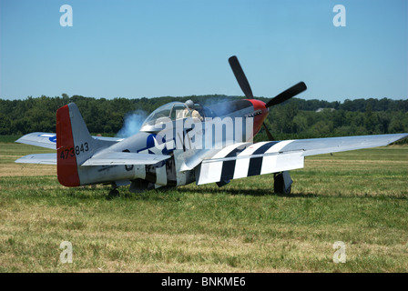 P-51 Mustang Flugzeug startet Motor bei Geneseo Air Show 2010 Stockfoto