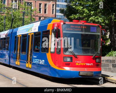 Eine Straßenbahn auf High Street im Stadtzentrum von Sheffield, South Yorkshire England UK Stockfoto