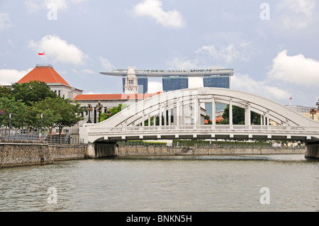 Singapur River mit Elgin Bridge und Marina Bay Sands Sky Park Stockfoto