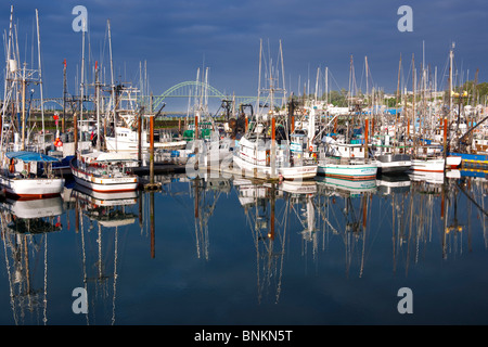 Am frühen Morgen Reflexion der Newport Fischereiflotte mit Oregons Yaquina Bay Bridge. Stockfoto