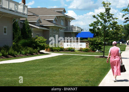 Frau geht zum Culinary Institute in Canandaigua, New York USA. Stockfoto