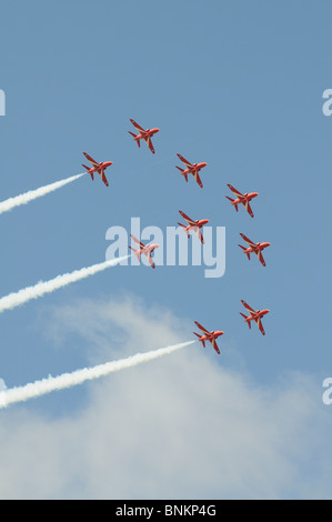 Die roten Pfeile RAF aerobatic anzeigen Team ihre Falken fliegen in Formation mit weißen Spur Rauch am oben Farnborough UK Stockfoto