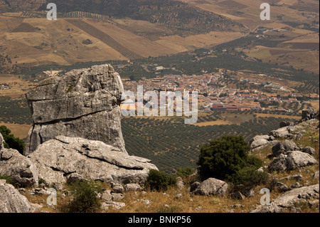 EL Torcal BERGKETTE IN DER NÄHE VON ANTEQUERA SPANIEN SUCHT NACH UNTEN AUF EINEM DORF UMGEBEN VON OLIVENBÄUMEN IN OLIVENHAINEN Stockfoto