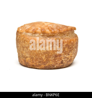 Einzigen traditionellen englischen Pork Pie aus niedrigen Perspektive auf weißen Hintergrund isoliert. Stockfoto