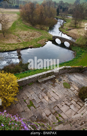 Dorothy Vernon Brücke über den Fluss Wye auf dem Gelände des Haddon Hall, in der Nähe von Bakewell, Derbyshire. Stockfoto