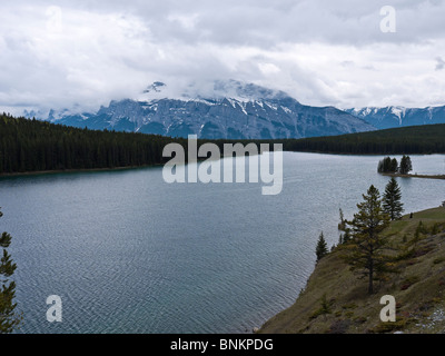 Zwei Jack Lake Minnewanka Lake unterwegs mit Mount Rundle 2948m im Hintergrund. Banff NP Kanada Stockfoto