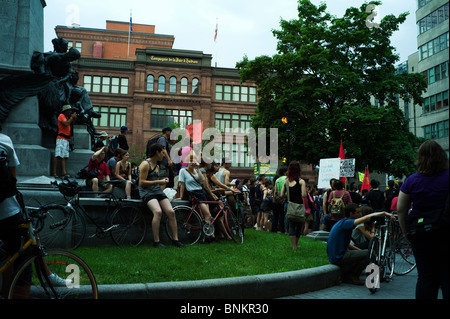Demonstranten auf Anti-G20-Häftling Kundgebung in Phillips Square, Montréal. Stockfoto