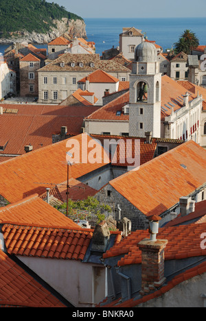 Die roten Terrakotta-Dächer der Altstadt von Dubrovnik, Kroatien. Stockfoto