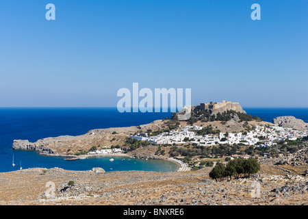 Blick über das Dorf Lindos mit der Acroplis oben, Rhodos, Griechenland Stockfoto