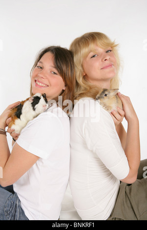 zwei Mädchen mit Meerschweinchen und Kaninchen Zwerg Stockfoto