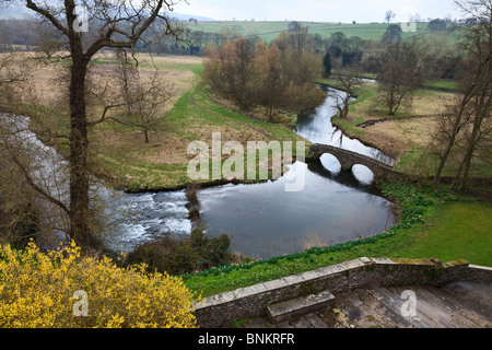 Dorothy Vernon Brücke über den Fluss Wye auf dem Gelände des Haddon Hall, in der Nähe von Bakewell, Derbyshire. Stockfoto