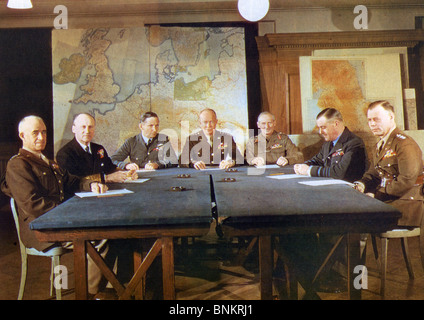 ALLIIERTE KOMMANDEURE IM SHAEF HQ, London, im Mai 1944, um Details für die Operation Overlord - die Invasion Frankreichs im Juni - zu finalisieren. Von links: General Omar Bradley, Kommandant der US-Landstreitkräfte, Admiral Bertram Ramsay, Naval Commander; Air Chief Marshall Arthur Tedder, stellvertretender Oberbefehlshaber, General Dwight D Eisenhower, Oberbefehlshaber, Feldmarschall Bernard Montgomery, Kommandant aller Landstreitkräfte, Air Chief Marshal Leigh-Mallory, Air Forces Commander in Chief, General Bedell Smith, Chief of the General Staff Edit Stockfoto