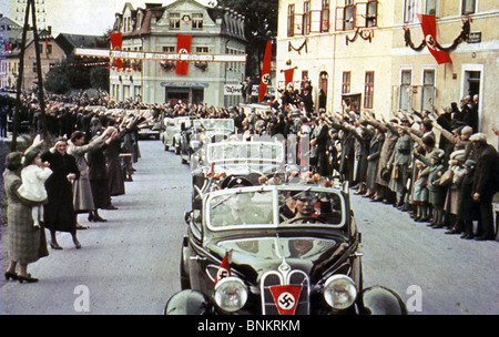 ADOLF HITLER tritt die Stadt Eger (jetzt Cheb) in der Nähe von Karlsberg in Tschechische Sudetenland im Oktober 1938 Stockfoto