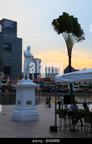 Singapur, kolonialen Stadtteil, Raffles Statue, Café, Menschen Nachtleben; Stockfoto