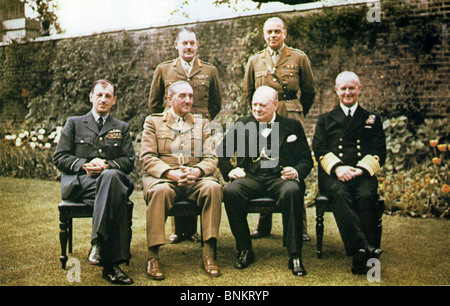 WINSTON CHURCHILL mit Chefs des Generalstabs in 10 Downing Street, 7. Mai 1945. Siehe Beschreibung unten.  Foto Lewis Gale Stockfoto