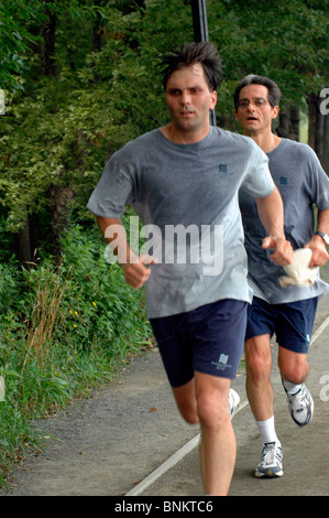 Jogger Kreise der Central Park-Reservoir in der Hitze und Luftfeuchtigkeit am 27. Juli 2006. (© Frances Roberts) Stockfoto