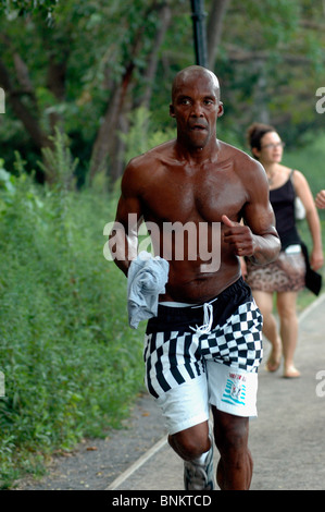 Jogger Kreise der Central Park-Reservoir in der Hitze und Luftfeuchtigkeit am 27. Juli 2006. (© Frances Roberts) Stockfoto