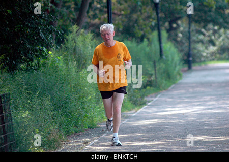 Jogger Kreise der Central Park-Reservoir in der Hitze und Luftfeuchtigkeit am 27. Juli 2006. (© Frances Roberts) Stockfoto