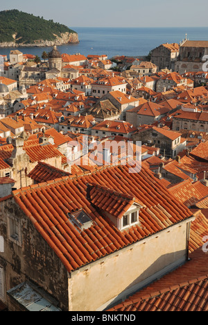 Die roten Terrakotta-Dächer der Altstadt von Dubrovnik, Kroatien. Stockfoto