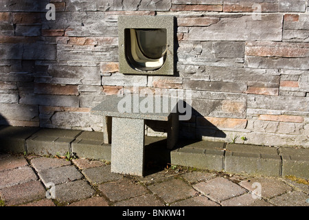 Haustier Schritt gemalt, um Stein Vorfeld eine Katzenklappe auf einem inländischen Haus aussehen. Stockfoto