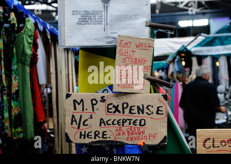 Lustige Schilder in einem Stall in Old Spitalfields Market, London, England, UK Stockfoto