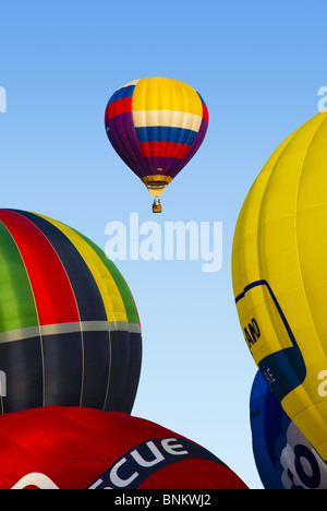 Ballons in diesem Bristol Balloon Fiesta 2009 während eines sonnigen Abend Masse Aufstieg. Stockfoto