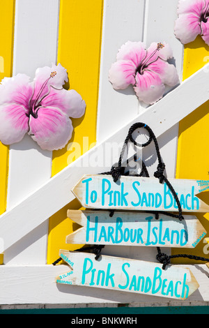 Die Tür des Dilly Dally-Souvenir-shop, Harbour Island, Bahamas. Stockfoto