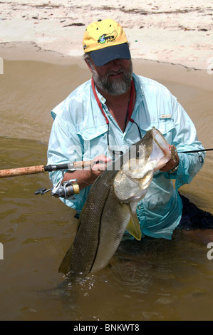 Inshore Angler hefts ein Riesen Snook gefangen in Florida Atlantic Intracoastal Waterway. Die Fische sind reichlich in der Indian River. Stockfoto