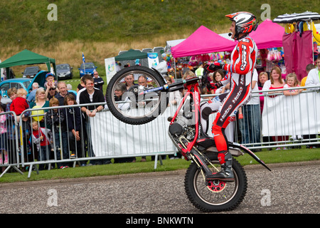 Steve Colley Motorrad Stunt Rider bei Arbroath Meer spektakuläre, Schottland, Großbritannien Stockfoto