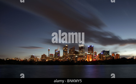Skyline von Sydney in der blauen Stunde mit Lichtern Stockfoto