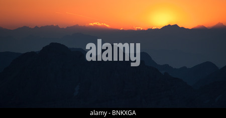 Sonnenuntergang über die Julischen Alpen. Diese Aufnahme wurde von der Berghütte Dom Planika genommen Stockfoto