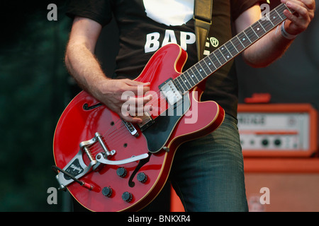 Paul Banks - Gitarrist und Songwriter der Pracht-Festival in Nottingham Wollaton Park. Schuppen sind eine englische Indie-Rock-Band aus York und waren einer der Gruppen, die zu den Britpop-Musik-Szene beigetragen, das während der 1990er Jahre Band-Mitglieder, Rick Witte - Vocals, Paul Banks - Gitarrist und Songwriter, Tom Gladwin - Bass, entwickelt Alan Leach - Schlagzeug, Joe Johnson - Gitarre Stockfoto