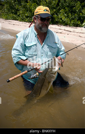 Inshore Angler hefts ein Riesen Snook gefangen in Florida Atlantic Intracoastal Waterway. Die Fische sind reichlich in der Indian River. Stockfoto