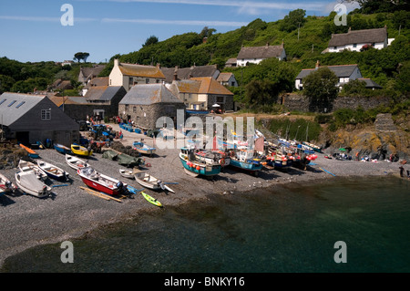 Auf Cadgwith Dorf mit seinen Fischerbooten am Strand von Cornwall England Großbritannien Stockfoto