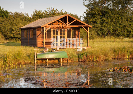 Ein Sommerhaus an einem See, Wiltshire, England Stockfoto