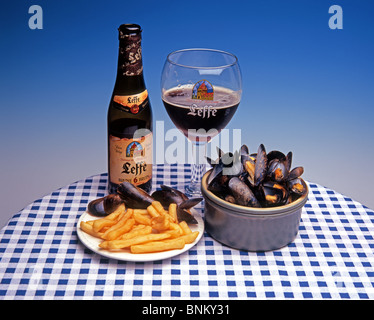 Muscheln (Moules Marinières), Chips, Flasche und Glas Leffe Beer. Stockfoto