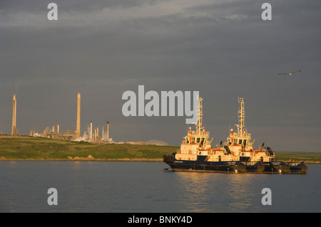 Schlepper und Texaco Ölraffinerie, Milford Haven, Pembrokeshire, Wales, UK, Europa Stockfoto