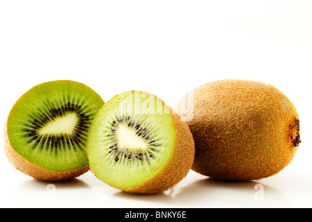 eine Kiwi und zwei halben Kiwis isoliert auf weißem Hintergrund Stockfoto