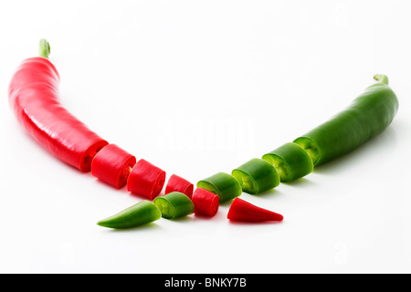 gehackte rote und grüne Chili isoliert auf weißem Hintergrund Stockfoto