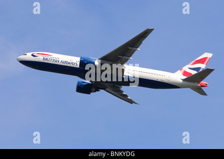 Boeing 777 betrieben von British Airways klettern nach dem Start vom Flughafen London Heathrow, Vereinigtes Königreich. Stockfoto