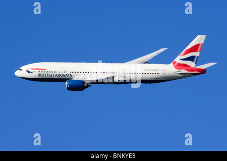 Boeing 777 betrieben von British Airways Flug nach der Abreise vom Flughafen London Heathrow, Vereinigtes Königreich. Stockfoto