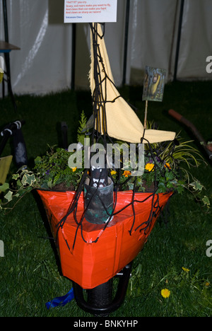 Eine Schubkarre Garten Eintritt in die Kinder im Garten Wettbewerb Bad Flower Show, Bad Somerset UK Stockfoto