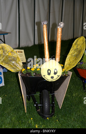 Eine Schubkarre Garten Eintritt in die Kinder im Garten Wettbewerb Bad Flower Show, Bad Somerset UK Stockfoto