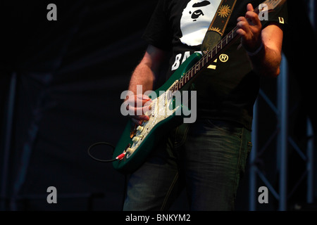 Paul Banks - Gitarrist und Songwriter - Fender Stratocaster die Pracht Festival in Nottingham Wollaton Park. Schuppen sind eine englische Indie-Rock-Band aus York und waren einer der Gruppen, die zu den Britpop-Musik-Szene beigetragen, das während der 1990er Jahre Band-Mitglieder, Rick Witte - Vocals, Paul Banks - Gitarrist und Songwriter, Tom Gladwin - Bass, entwickelt Alan Leach - Schlagzeug, Joe Johnson - Gitarre Stockfoto