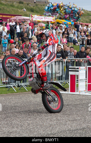 Steve Colley Motorrad Stunt Rider bei Arbroath Meer spektakuläre, Schottland, Großbritannien Stockfoto